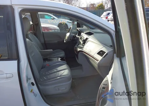 2014 Toyota Sienna Xle V6 8 Passenger z USA, uszkodzony, nr VIN 5TDYK3DC3ES446814